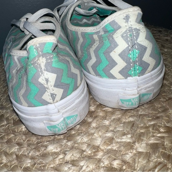 Vans Low Lace up Skateboard Shoes - Picture 4 of 7